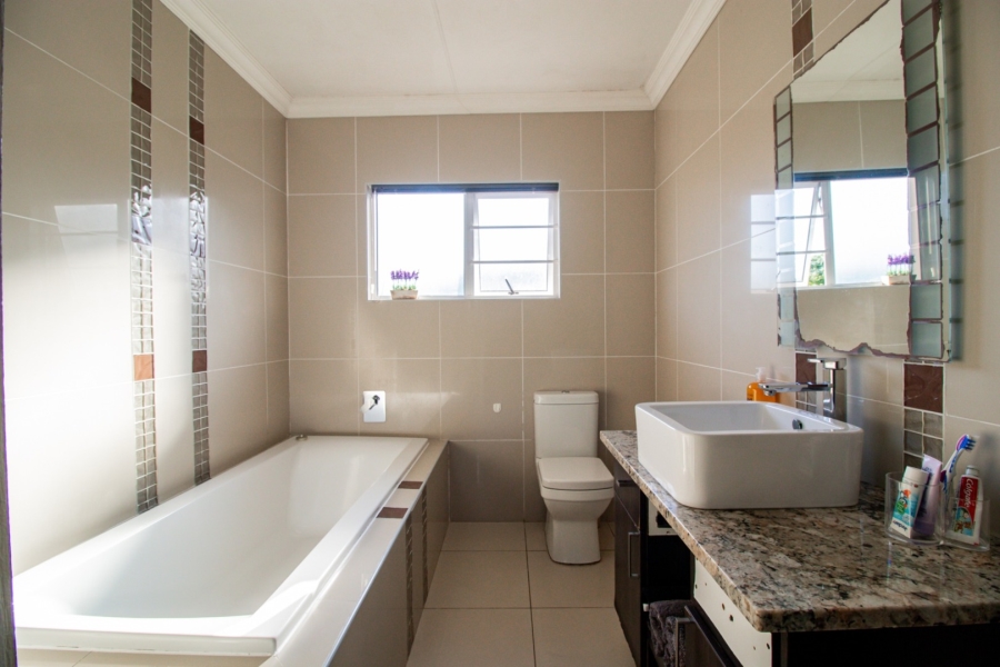 4 Bedroom Property for Sale in Sunrise On Sea Eastern Cape